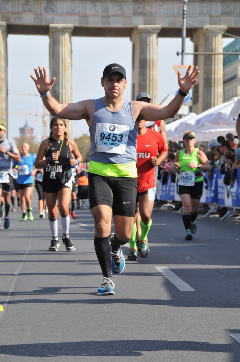 Fernando Bravo corriendo un maratón