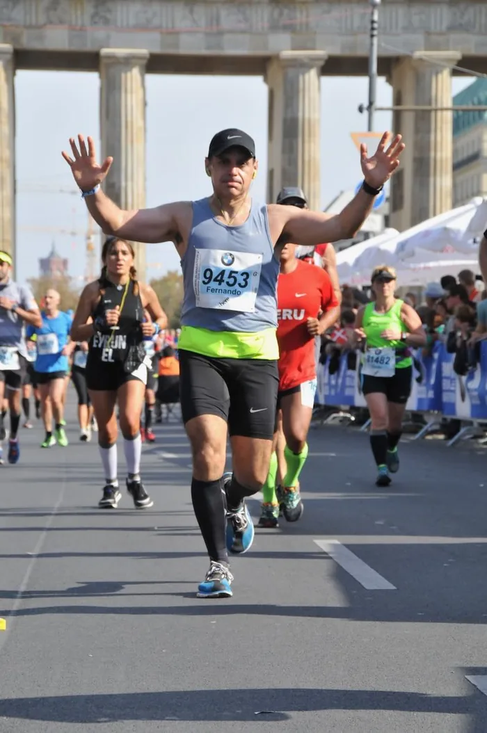 Fernando Bravo corriendo un maratón